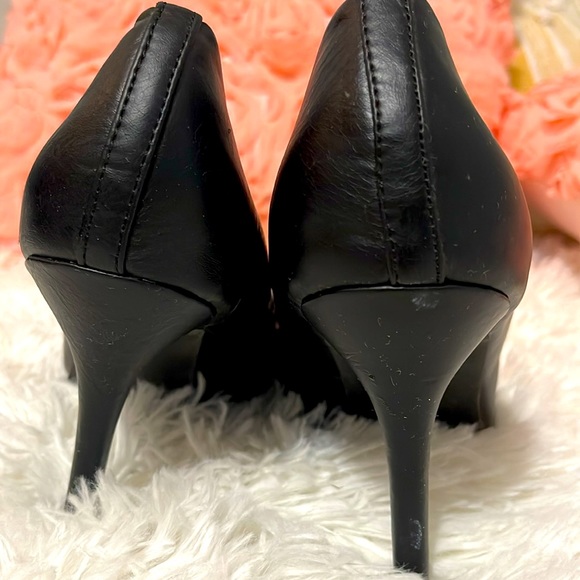 Candies 6 1/2 black pair of heels. - Picture 3 of 7